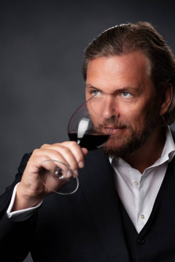 Andreas Larson dégustant un bandol rouge du domaine de La Font des Pères