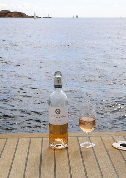 bouteille et verre de vin rosé de Bandol sur le port