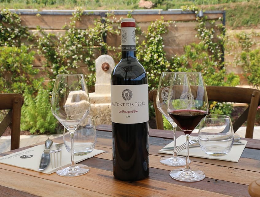 Bouteille de vin rouge de Bandol de la Font des Pères sur une table à manger