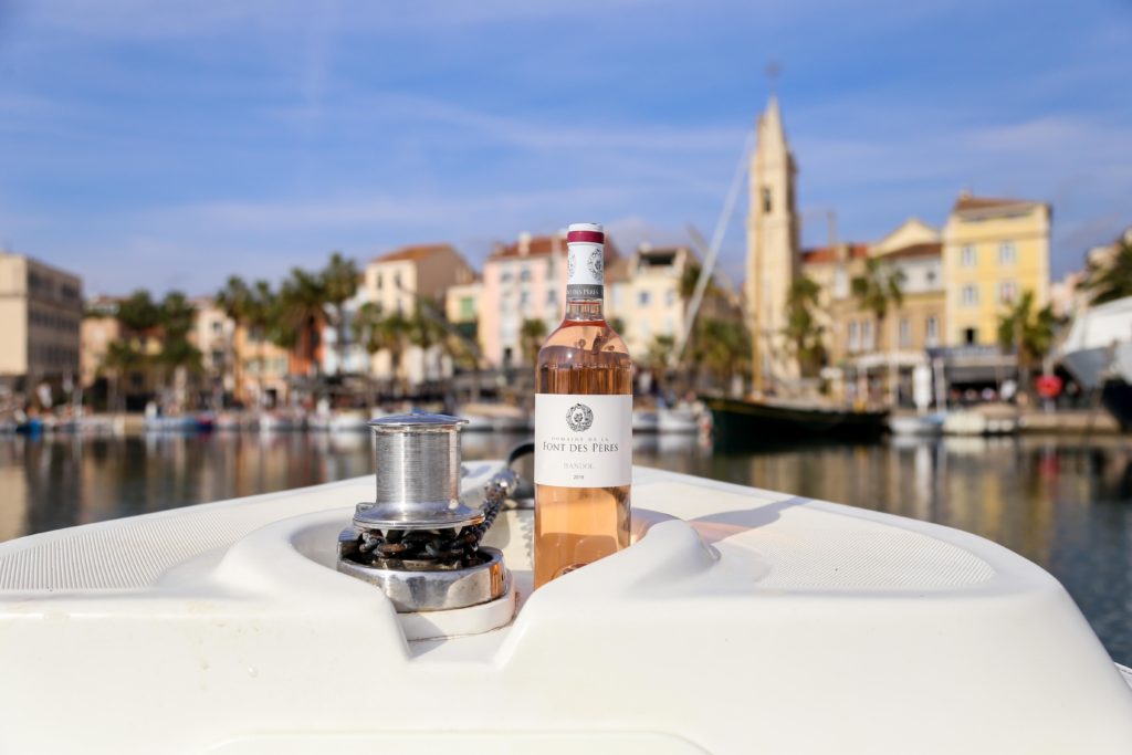 Bouteille de vin rosé de Bandol sur un bateau