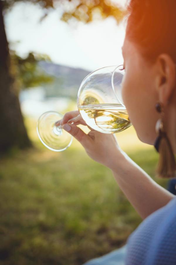 Femme dégustant un bandol blanc du domaine de La Font des Pères