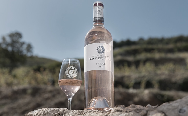 Bouteille et verre de vin rosé de Bandol domaine de la Font des Pères dans un vignoble